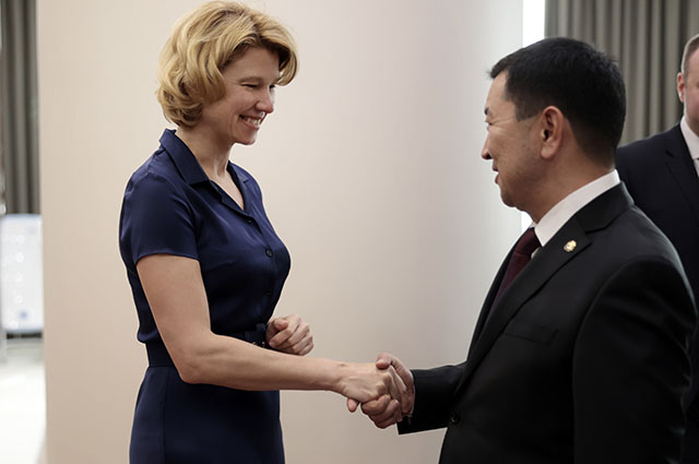 Эрлист Акунбеков с министром сельского хозяйства России Оксаной Лут