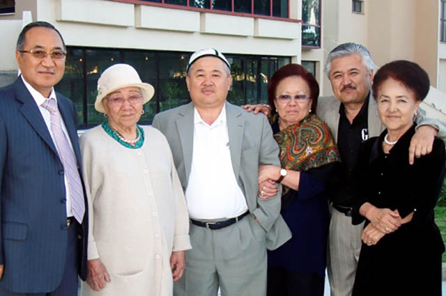 Дети – Руслан, Марат, Людмила, Белек и Светлана с мамой, 2012 год.