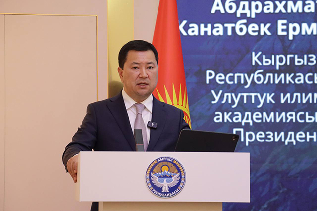 министр водных ресурсов, сельского хозяйства и перерабатывающей промышленности КР Эрлист Акунбеков.