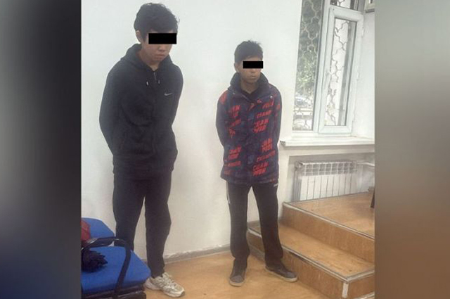 По предварительным данным, могилы разгромили подростки в возрасте от 13 до 16 лет. 