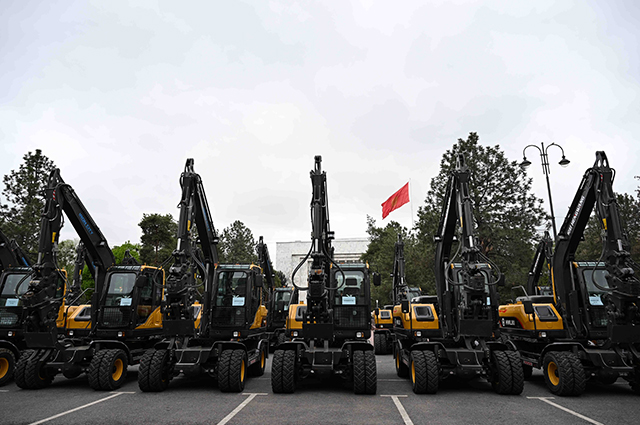 Спецтехника будет передана районным управлениям водного хозяйства.