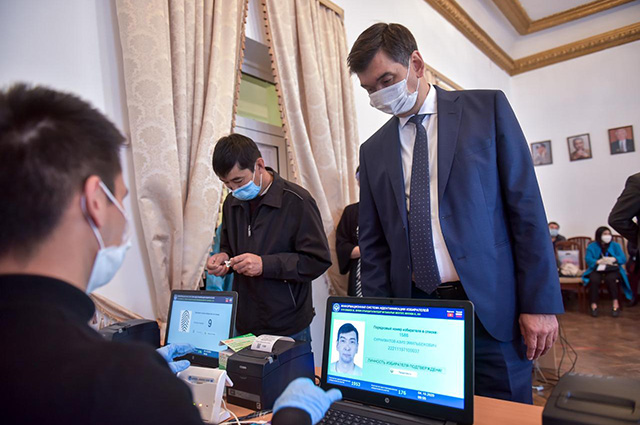 Мэр столицы Азиз Суракматов голосует.